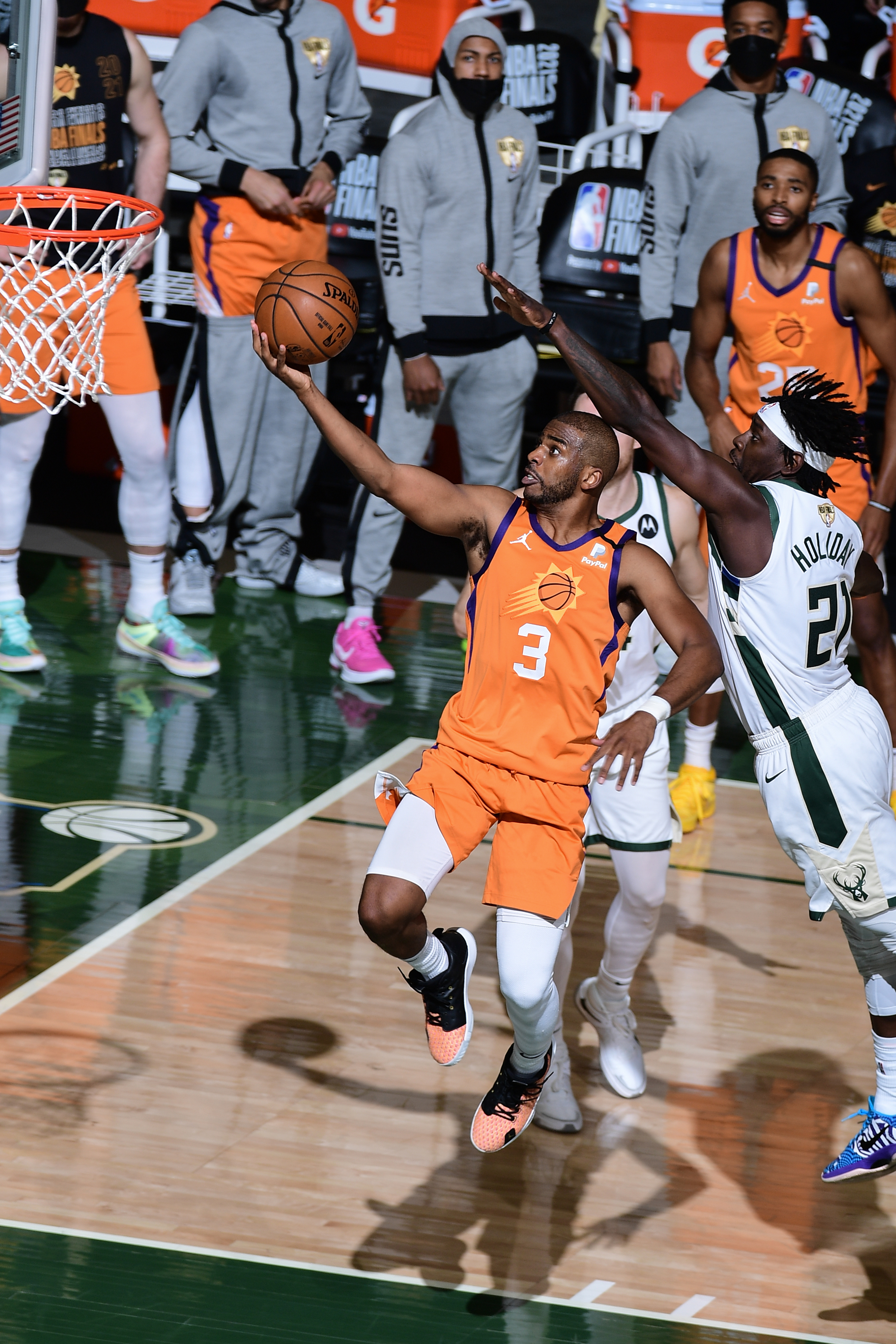 爱游戏智能平台-逆转之夜！雄鹿最后时刻连续得分取胜，重要电脑.